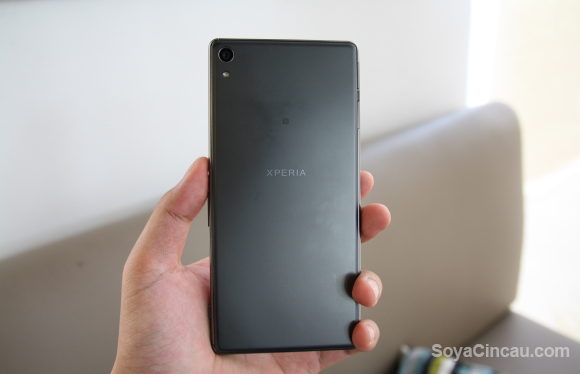 bijeenkomst ui baseren Sony Xperia XA Ultra is a phablet that isn't supposed to feel big -  SoyaCincau