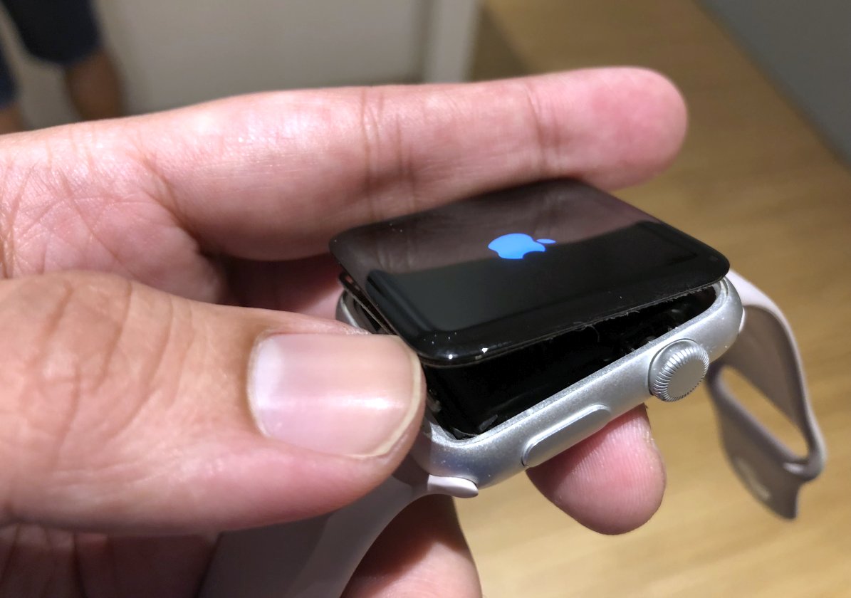 If your Apple Watch screen pops out like this, you could get it for free - SoyaCincau