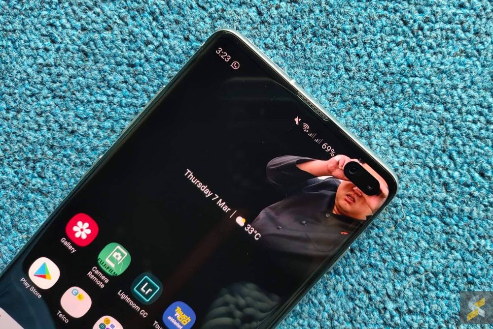 Here are some creative ways to embrace the punch-hole display on the Samsung  Galaxy S10 - SoyaCincau