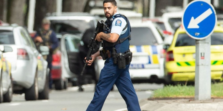 Armed police following a shooting at the Al Noor mosque in Christchurch, New Zealand, March 15, 2019. REUTERS/SNPA/Martin Hunter  ATTENTION EDITORS - NO RESALES. NO ARCHIVES