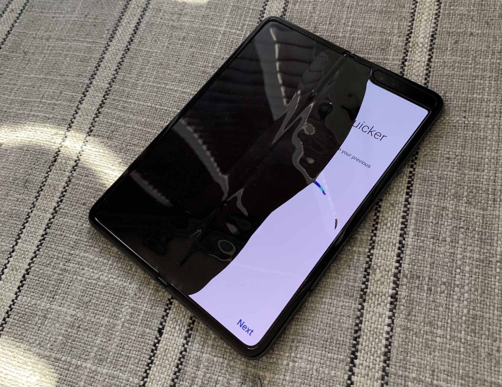 samsung-responds-to-galaxy-fold-s-damaged-display-problem-soyacincau