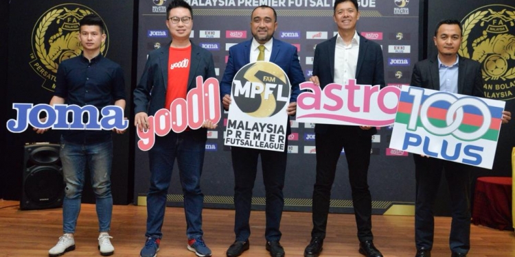 From left to right: Chow Tuck Mun, Head of Yoodo, with Datuk Haji Rosmadi Ismail, Football Association of Malaysia (FAM) Futsal and Beach Soccer Committee Chairman, at the Malaysia Premier Futsal League 2019 Sponsors Announcement Ceremony.