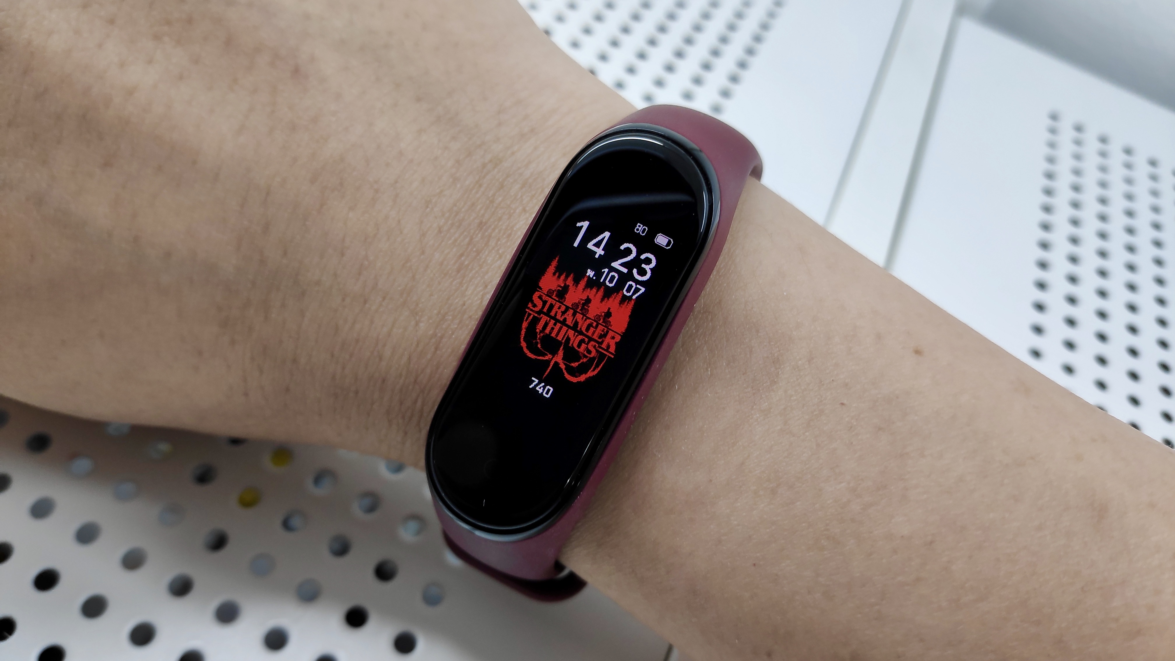 How to install a Stranger Things custom watch face on your Mi Band 4 -  SoyaCincau