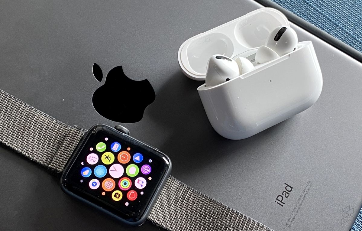 Айфон аирподс про. Эппл вотч наушники. Беспроводные наушники Эппл вотч. Iphone AIRPODS 3 Pro. Apple watch 7 AIRPODS Pro.