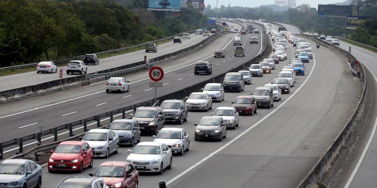 PERAK 18-02-2018.Traffic moving slowly at the North-South Expressway heading to north near Ipoh toll exit following end of a long break after Chinese New Year. MALAY MAIL/Farhan Najib
