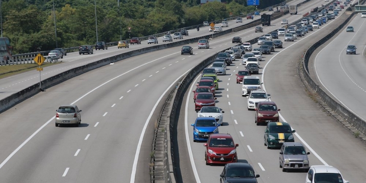 Perak 14-6-2018

Traffic along the North-South Expressway is increasing heading northbound nearby Ipoh's Jelapang toll, as commuters head to their respective hometowns before Hari Raya Aidilfitri

Pix Marcus Pheong