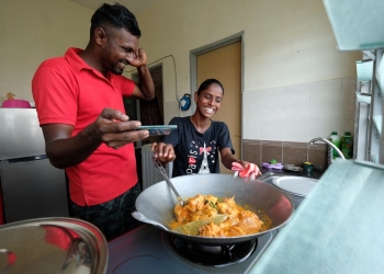 SUNGAI SIPUT, 8 Mei -- Youtuber Masakan, S.Pavithra,28,(kanan) bersama suaminya  M.Sugu,29 ceria ketika merakamkan video masakan menu Nasi Beriani untuk dimuat naik di saluran masakannya yang diisi dengan  pelbagai menu dalam pertuturan  bahasa Melayu yang berjaya menambat hati rakyat Malaysia di kuarters Ladang Ephil semalam.
S.Pavithra,28, dan suaminya M.Sugu,29, yang baru berjinak-jinak sebagai YouTuber menggunakan nama 'Sugu Pavithra' sejak Januari lalu kini telah mempunyai seramai 160,000 subscriber dan secara tidak langsung menjadikan mereka sebagai Rakan YouTube atau 'YouTube Partner'.
Lebih membanggakan, pasangan itu yang tinggal di kuaters sebuah ladang kelapa sawit di sini boleh menarik nafas lega kerana sebagai Rakan YouTube, mereka mampu memperoleh pendapatan sampingan bulanan dengan bayaran mengikut mata wang Dolar Amerika.
-- fotoBERNAMA (2020) HAK CIPTA TERPELIHARA