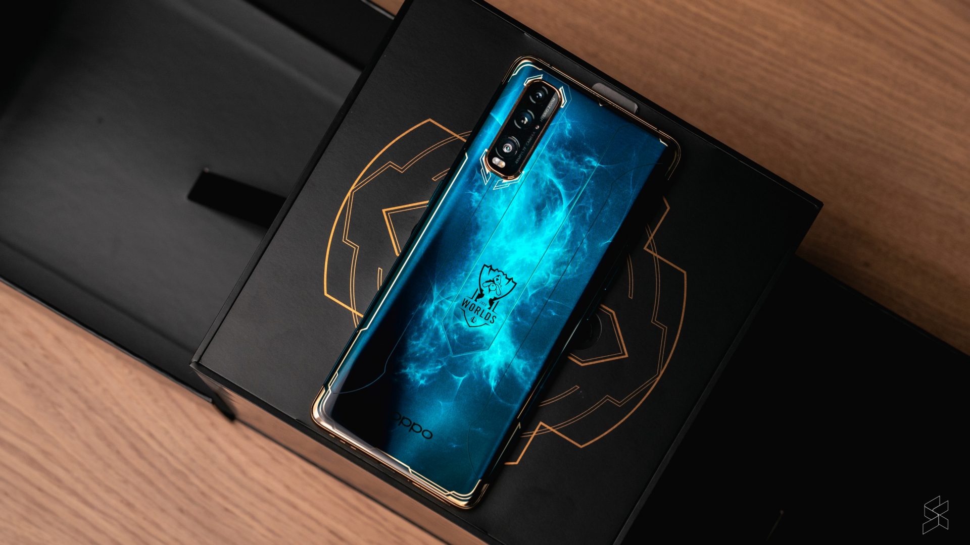 Unboxing the Oppo Find X2 League of Legends: Worlds 2020