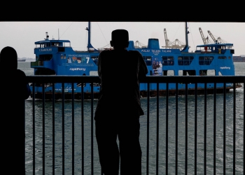 PENANG 03/10/2019: Passenger was seen enjoying the view as they board Penang Ferry crossing the Penang Island to the Mainland. PICTURE BY SAYUTI ZAINUDIN