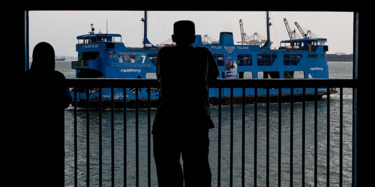 PENANG 03/10/2019: Passenger was seen enjoying the view as they board Penang Ferry crossing the Penang Island to the Mainland. PICTURE BY SAYUTI ZAINUDIN