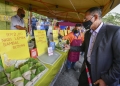 PUTRAJAYA, 6 April -- Timbalan Menteri Perdagangan Dalam Negeri dan Hal Ehwal Pengguna Datuk Rosol Wahid mengimbas QR Kod aplikasi e-wallet semasa membuat bayaran nasi lemak selepas melancarkan Inisiatif Pendigitalan Sektor Peruncitan (ReDI) di Pasar Tani Putrajaya hari ini.
--fotoBERNAMA (2021) HAK CIPTA TERPELIHARA