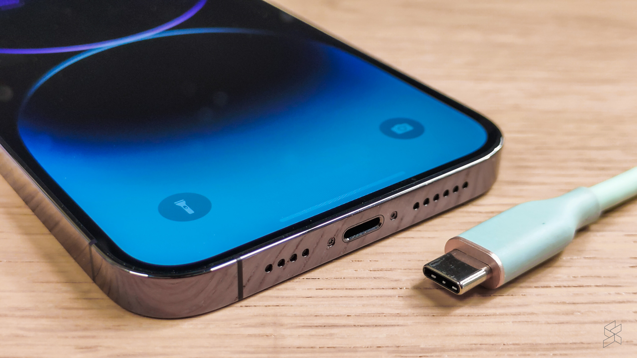 iPhone will use USB-C: EU ruling forces Apple to ditch proprietary Lightning  port from 2024 - SoyaCincau