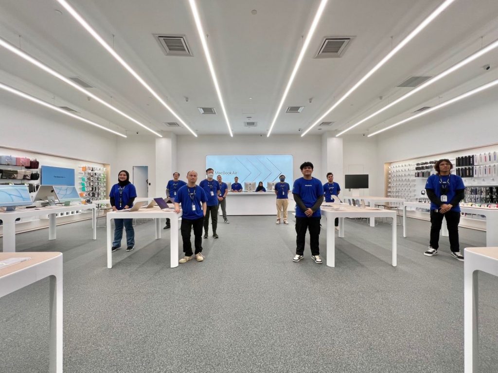 Apple Premium Partner Store with staff Pavilion Kuala Lumpur