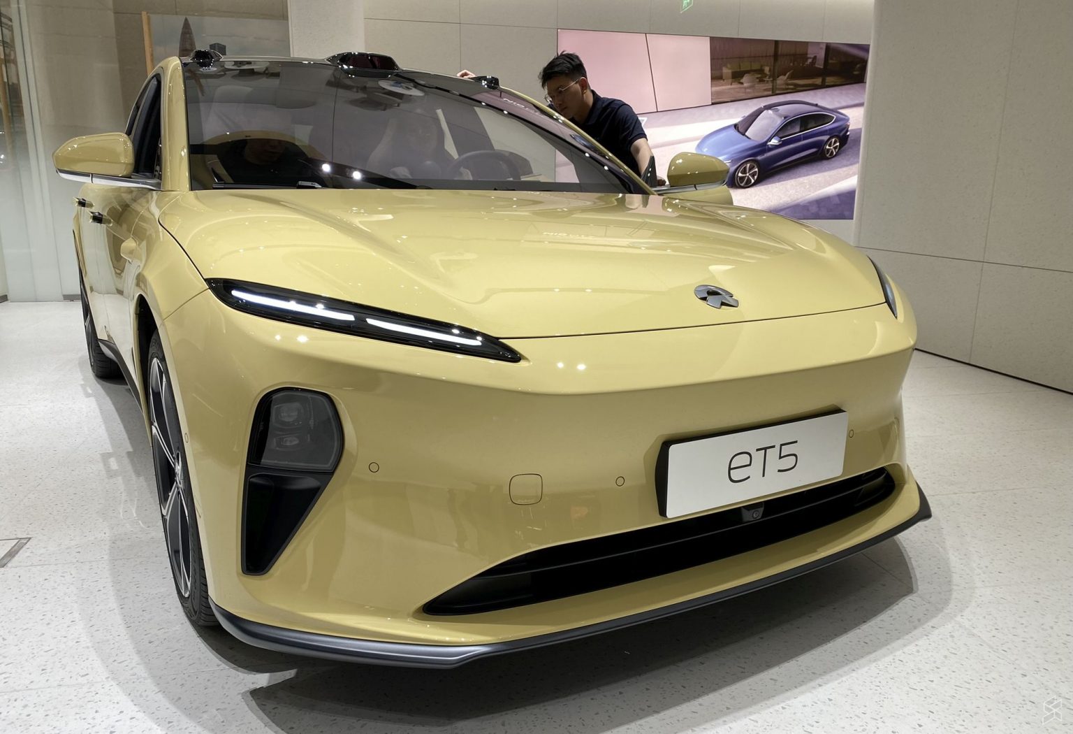 Chinese EV maker Nio introduced its first smartphone, looks like a ...