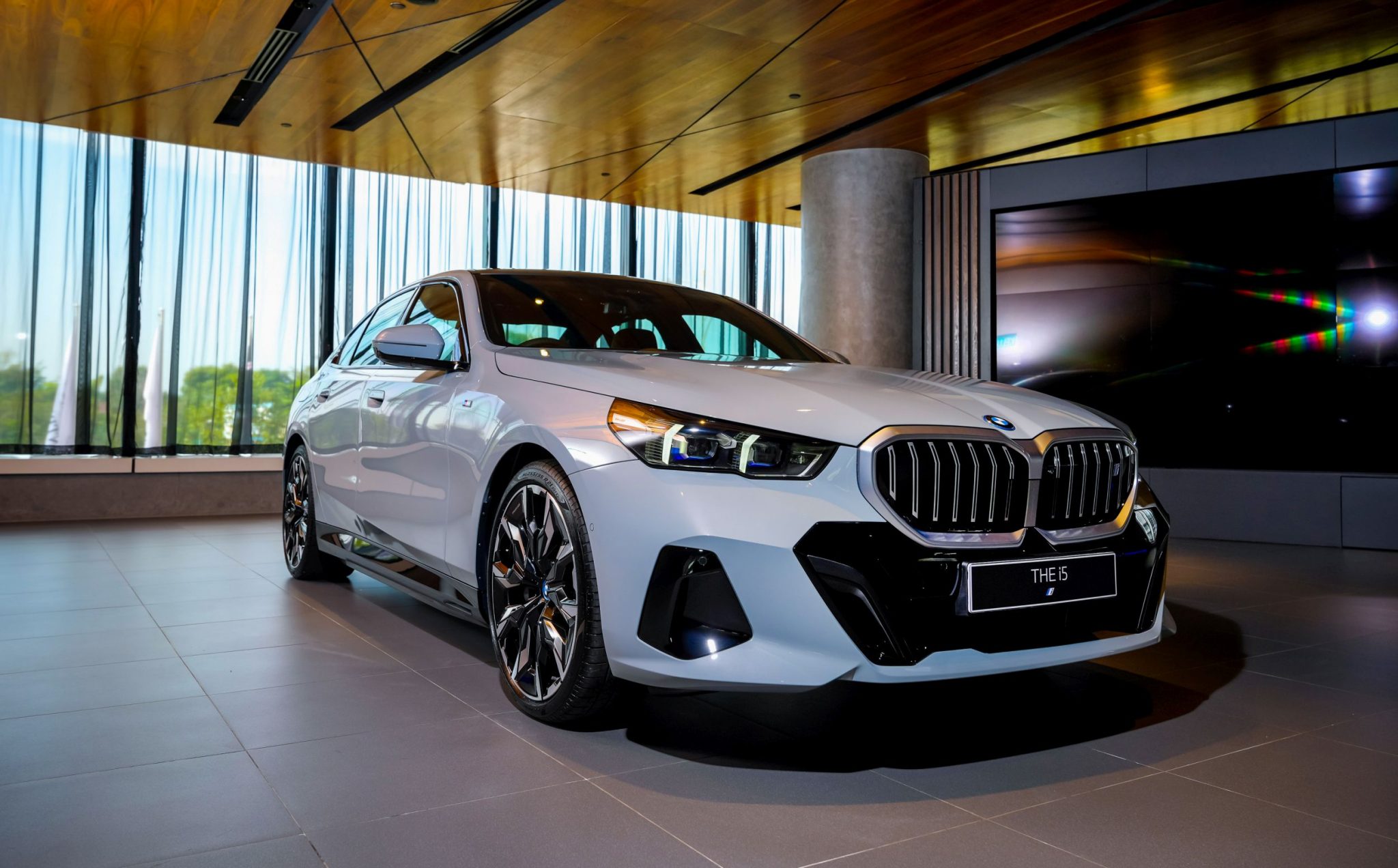 BMW i5 Malaysia: Should you get this over the Mercedes EQE? - SoyaCincau