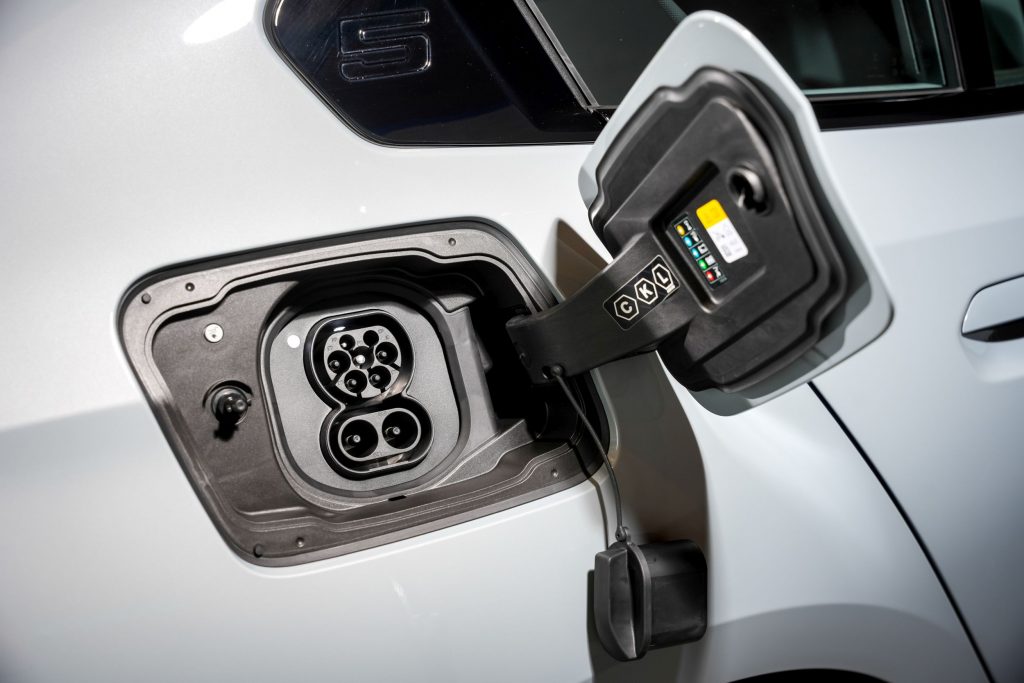 BMW i5 eDrive40 M Sport supports DC fast charging up to 205kW
