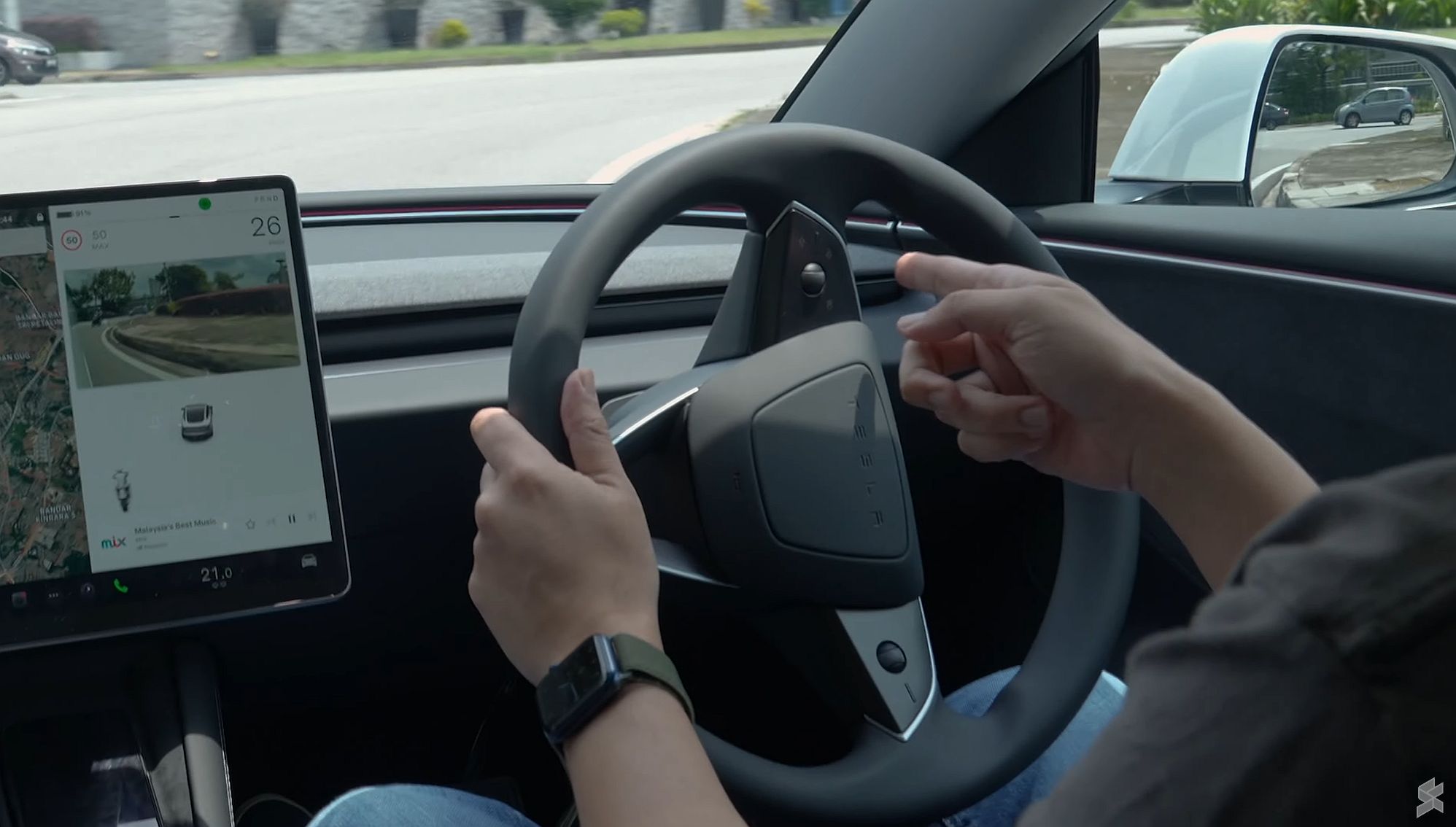 Tesla Model 3 Roundabout Test: No signal stalks, no problem?