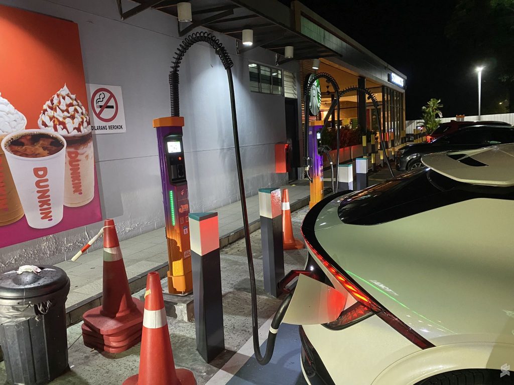 Gentari's new Kempower DC charger is  located at the sides of Petronas Ulu Bernam R&R next to Starbucks and Dunkin' Donuts