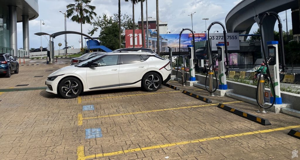 The EV charging location uses Kempower DC chargers with four satellite units