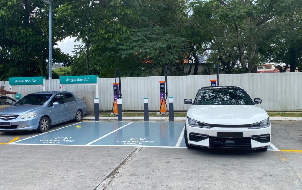 Petronas NKVE station features 150kW Kempower DC charger with dynamic power sharing.
