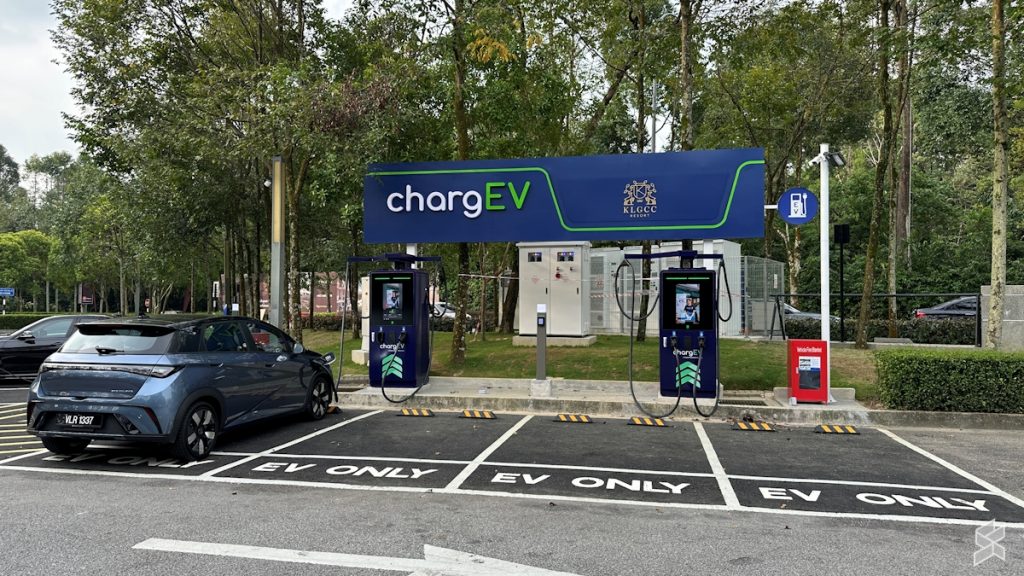The CPO’s first EV charging station with Battery Energy Storage System and card payment terminal