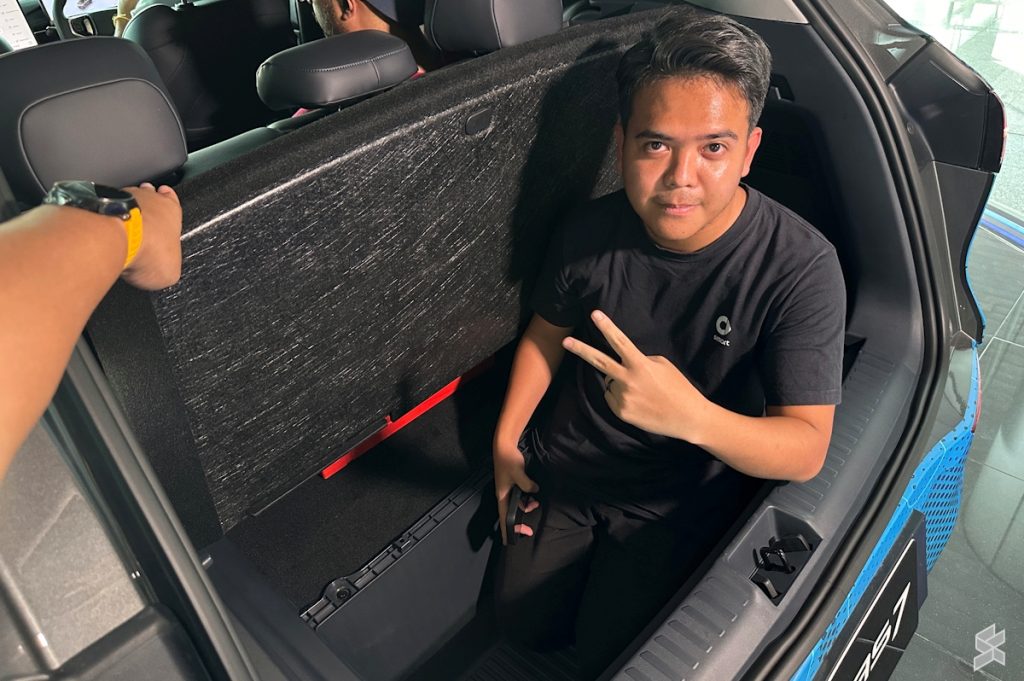 Proton e.MAS 7 underfloor boot storage