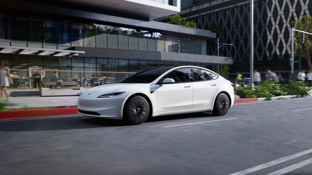 Tesla Model 3 and Model Y "Rahmah": Fabric seats, manual-adjustable steering, no auto steer and no rear display 5 251008 tesla model 3 standard 01