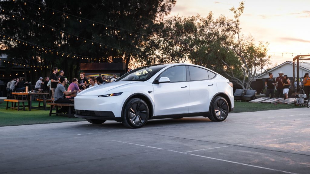 Tesla Model 3 and Model Y "Rahmah": Fabric seats, manual-adjustable steering, no auto steer and no rear display 2 251008 tesla model Y standard 02