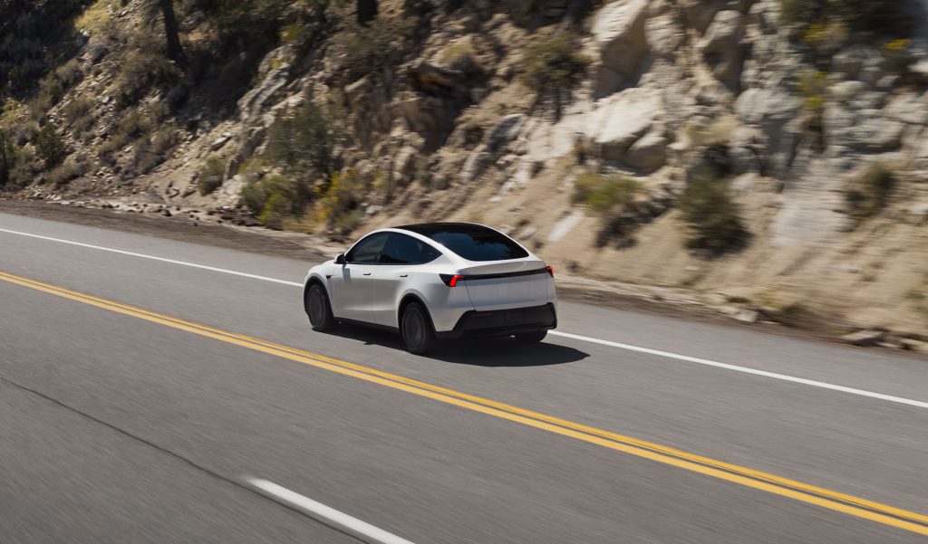 Tesla Model 3 and Model Y "Rahmah": Fabric seats, manual-adjustable steering, no auto steer and no rear display 3 251008 tesla model Y standard 03