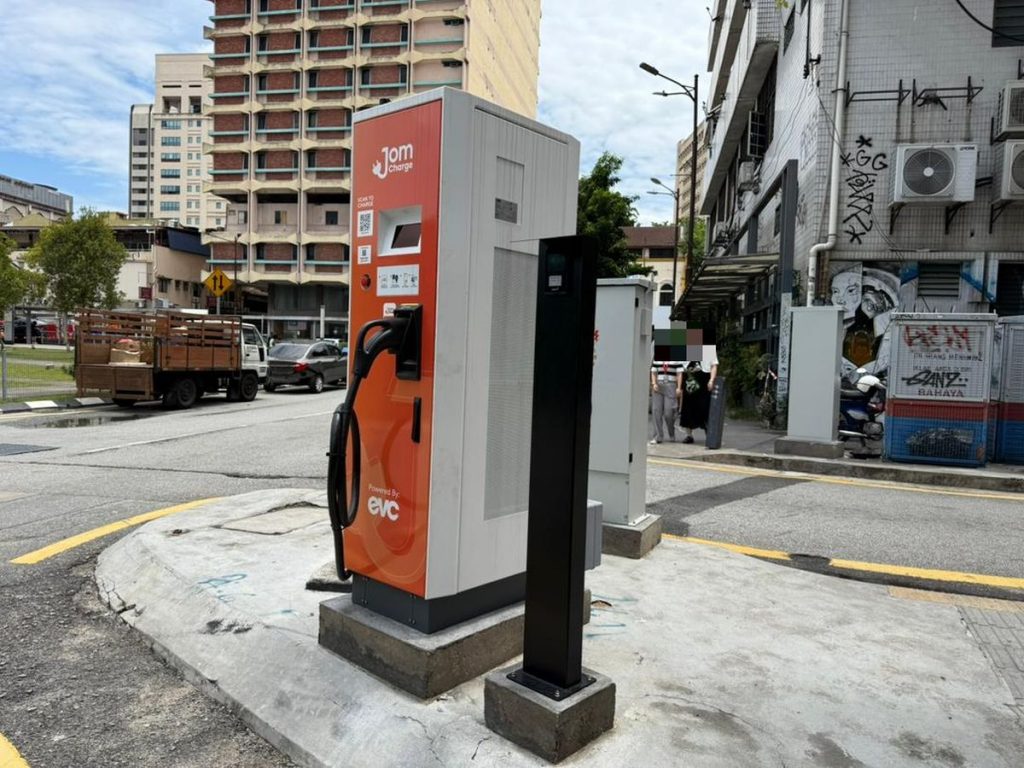 JomCharge deploys 50kW DC Charger at Petaling Street. 50% off and free ice cream this Saturday 3 251015 jomcharge ev dc charger petaling street. 2jpg