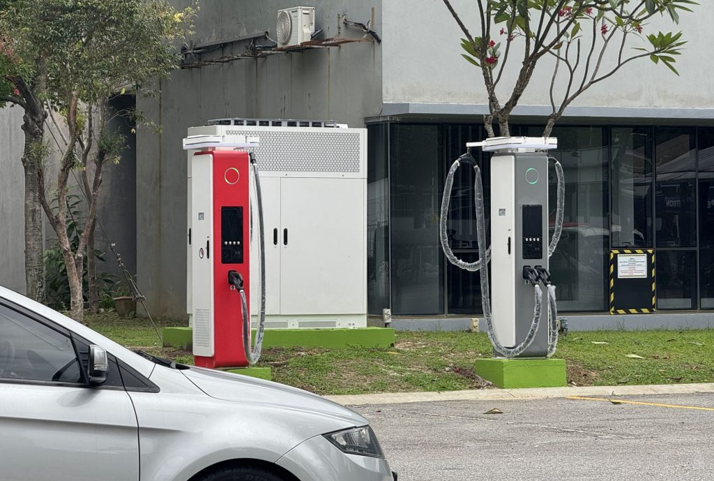 Huawei's Liquid Cooled Ultra-Fast DC Charger spotted at KL Sentral 1 251022 huawei digital power fusioncharge dc charger malaysia 01