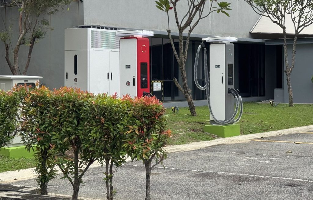 Huawei's Liquid Cooled Ultra-Fast DC Charger spotted at KL Sentral 2 251022 huawei digital power fusioncharge dc charger malaysia 03