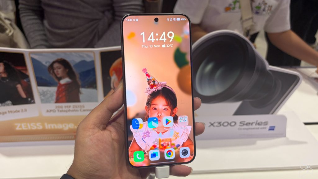 Dimensity 9500 SoC, 200MP cameras, OriginOS 6, priced from RM3,599 1 251113 vivo x300 series pro malaysia 2