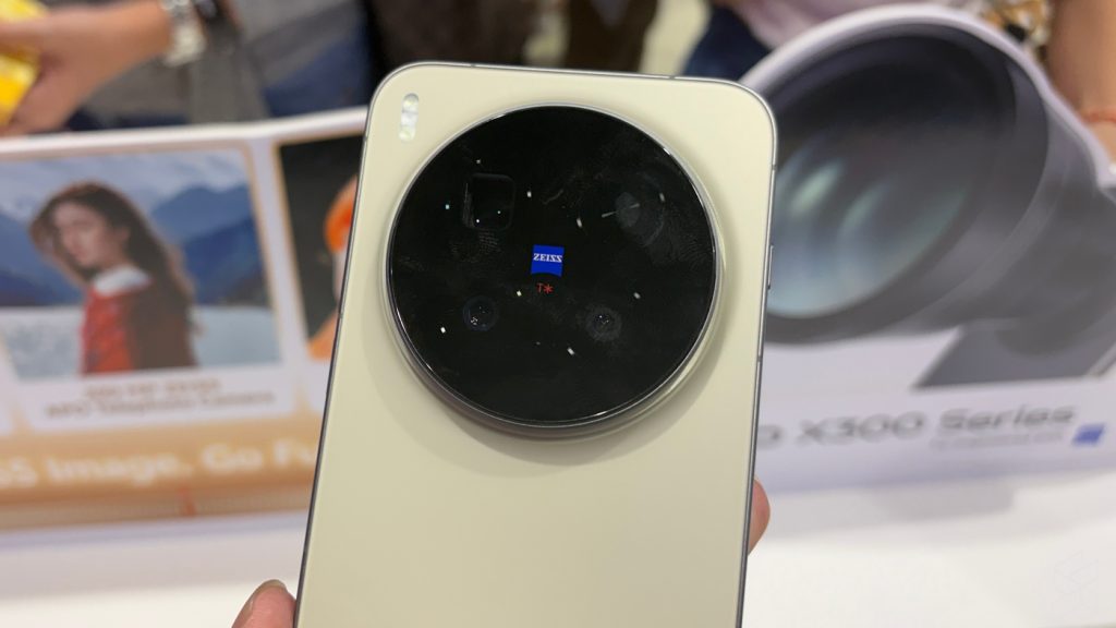 Dimensity 9500 SoC, 200MP cameras, OriginOS 6, priced from RM3,599 2 251113 vivo x300 series pro malaysia 6