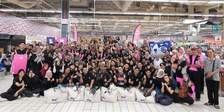 The beneficiaries of Salam Prihatin 4.0, alongside the committee of Pertubuhan Kebajikan Masyarakat Penyayang Lembah Pantai (PERKEMP), senior leadership of AEON Bank and AEON BiG, and AEON Bank’s volunteers