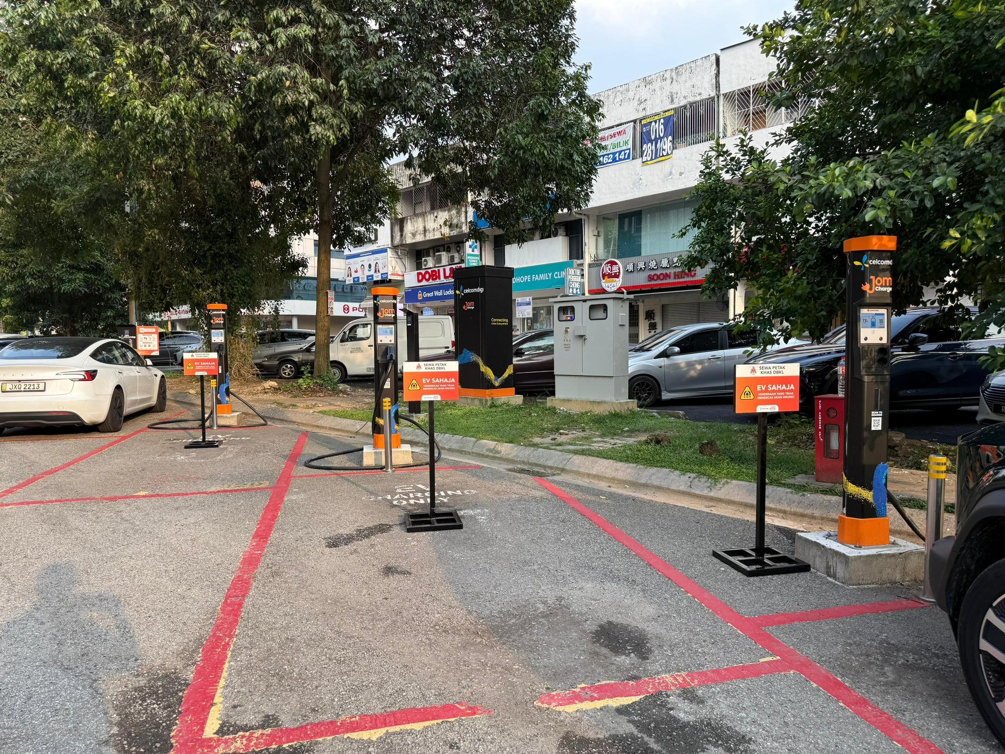 JomCharge x DBKL turn on EV chargers at McDonald's Sri Petaling