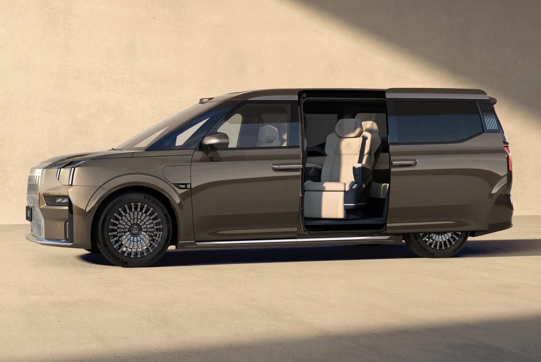 Zeekr 009 upgraded for 2026: 900V architecture, 912hp, swiveling seats and 10-80% charge in 10 minutes