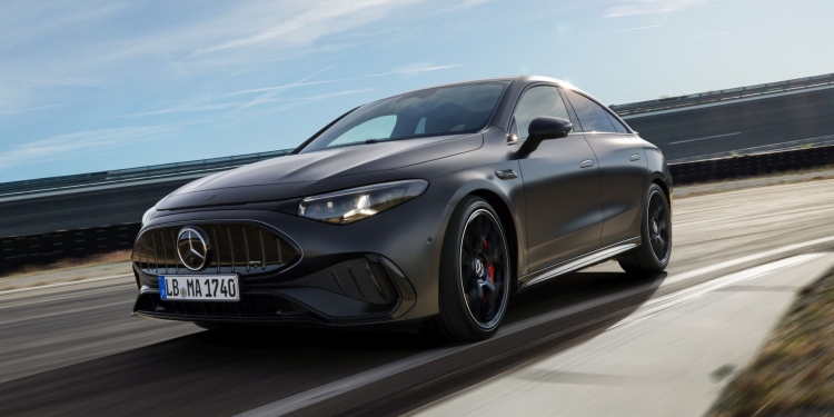 Der neue elektrische Mercedes-AMG CLA 45 4MATIC+.
Exterieur Farbe: MANUFAKTUR graphit grau magno
Interieur Polster: ARTICO/Microcut schwarz / racegelb
Energieverbrauch kombiniert: 18,7‒16,5 kWh/100 km | CO₂-Emissionen kombiniert: 0 g/km | CO₂-Klasse: A
Die Angaben sind vorläufig. Es liegen bislang weder bestätigte Werte von einer amtlich anerkannten Prüforganisation noch eine EG-Typgenehmigung noch eine Konformitätsbescheinigung mit amtlichen Werten vor. Abweichungen zwischen den Angaben und den amtlichen Werten sind möglich.
The new Mercedes-AMG CLA 45 4MATIC+ electric.
Exterior color: MANUFAKTUR graphite grey magno
Interior color: ARTICO Microcut black / race yellow
Energy consumption combined: 18.7–16.5 kWh/100 km | Combined CO₂ emissions: 0 g/km | CO₂ class: A
The figures are provisional. To date, there are no confirmed figures from an officially recognised testing organisation, nor is there an EC type-approval or a certificate of conformity containing official figures. There may be discrepancies between the figures provided and the official figures.